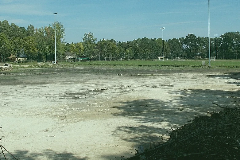转播机位与看台广告板并排的画面(收入差距如何转成竞技差距)